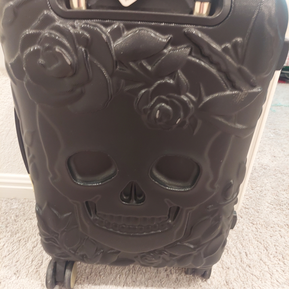 IT Luggage Black Skull